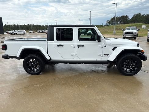 New 2025 Jeep Gladiator Sport image 4