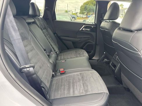 Used 2024 Mitsubishi Outlander 4WD Plug-In Hybrid image 9