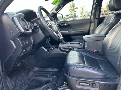 Used 2020 Toyota Tacoma TRD Sport w/ TRD Premium Sport Package AWD/4WD image 25