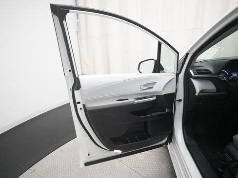 Used 2025 Toyota Sienna XLE FWD image 29