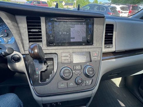 Used 2017 Toyota Sienna XLE Premium AWD/4WD image 12