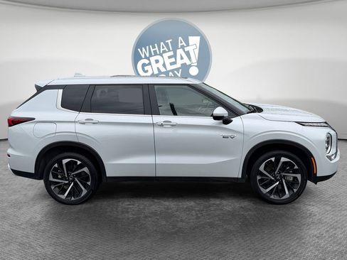 Used 2025 Mitsubishi Outlander SE AWD/4WD image 2