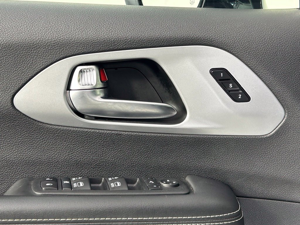 Used 2025 Chrysler Pacifica Limited FWD image 34