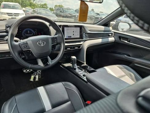 Used 2025 Toyota Camry SE FWD image 5