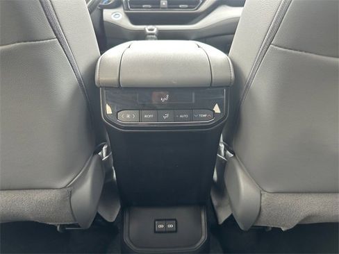 Used 2022 Toyota Highlander XLE image 28