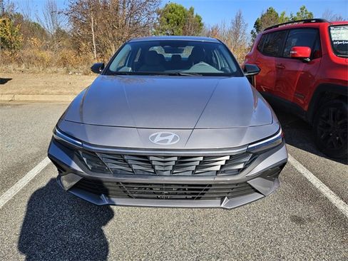 Used 2025 Hyundai Elantra Sport image 2