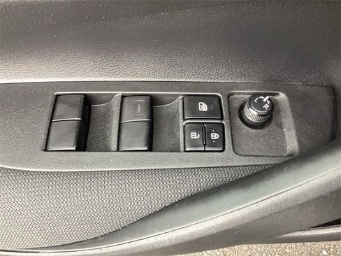 Used 2021 Toyota Corolla LE image 23