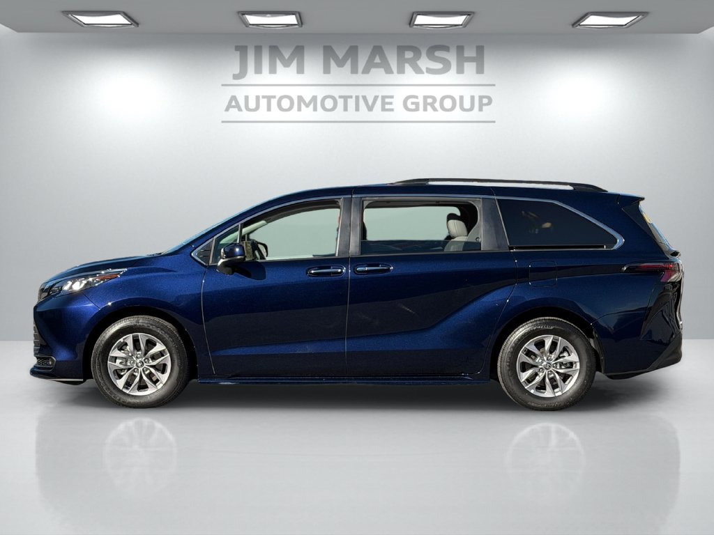 Used 2026 Toyota Sienna XLE FWD image 3