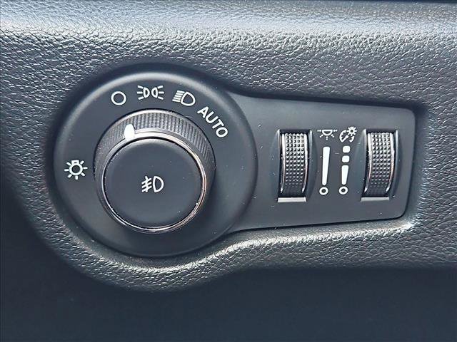 Used 2025 Chrysler Pacifica Select FWD image 16