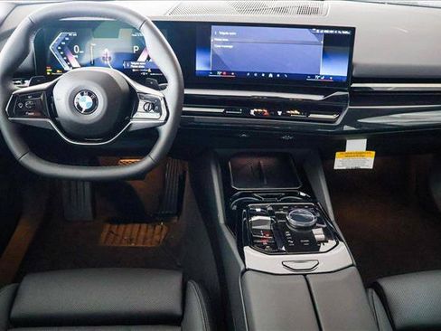 Used 2025 BMW 530i xDrive AWD/4WD image 21