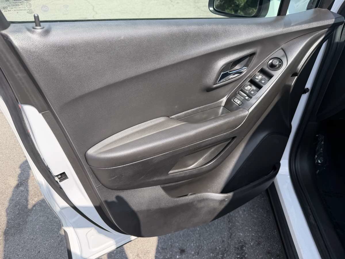Used 2019 Chevrolet Trax LT w/ LT Convenience Package FWD image 15
