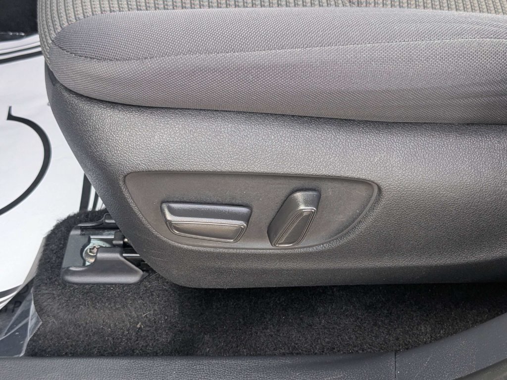 Used 2025 Toyota Highlander LE FWD image 24