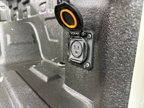 Certified 2023 GMC Sierra 1500 AT4 w/ AT4 Preferred Package image 9