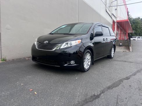 Used 2011 Toyota Sienna Limited w/ Premium Pkg AWD/4WD image 3