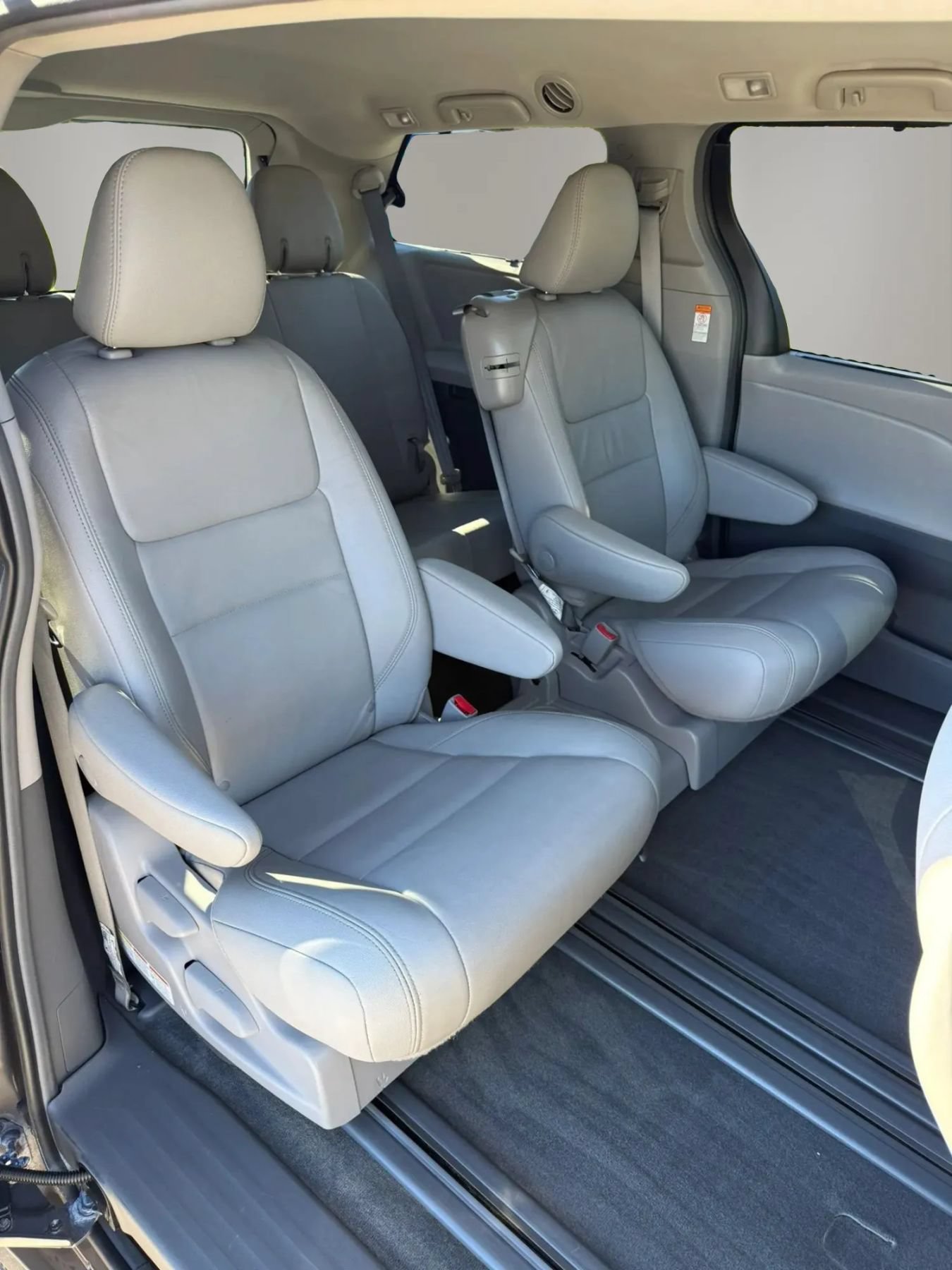 Used 2018 Toyota Sienna XLE w/ XLE Navigation Package FWD image 15