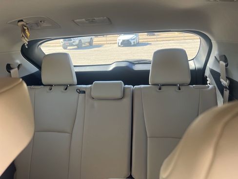 Used 2021 Toyota Highlander XLE image 15