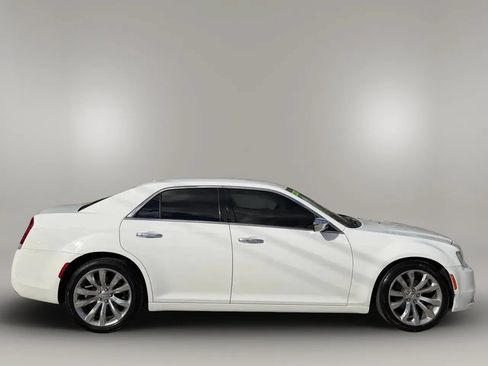 Used 2019 Chrysler 300 Limited RWD image 8