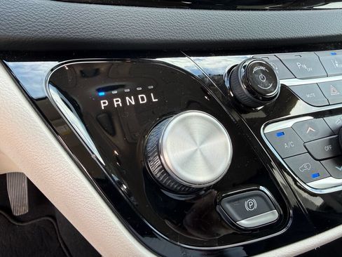 Used 2024 Chrysler Pacifica Touring-L FWD image 30
