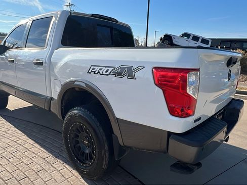 Used 2019 Nissan Titan PRO-4X w/ Pro-4x Convenience Package image 10