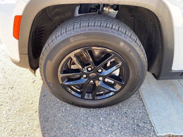 Used 2023 Jeep Grand Cherokee L Laredo AWD/4WD image 13
