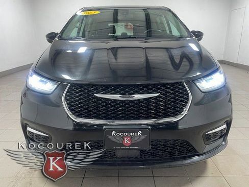 Used 2023 Chrysler Pacifica Touring-L image 2