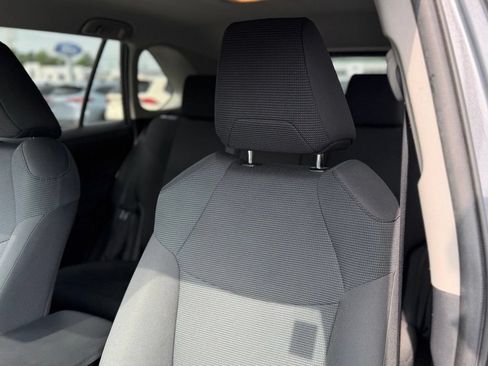Used 2021 Toyota RAV4 LE AWD/4WD image 10