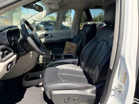 Used 2024 Chrysler Pacifica Touring-L FWD image 5