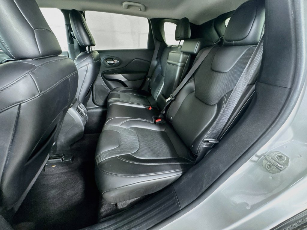 Used 2019 Jeep Cherokee Limited FWD image 28