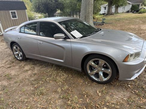 Used 2013 Dodge Charger SE RWD image 5