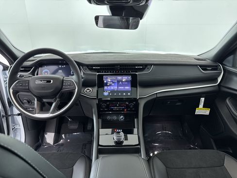 New 2025 Jeep Grand Cherokee Altitude image 5