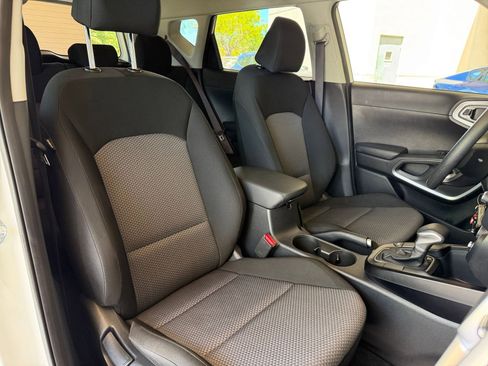 Used 2025 Kia Soul LX w/ LX Technology Package FWD image 31