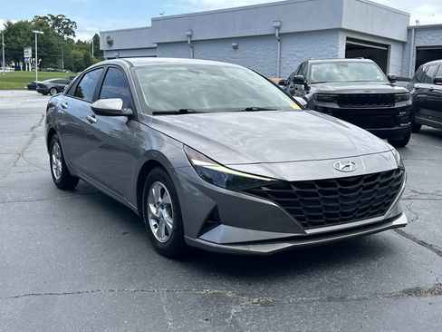 Used 2021 Hyundai Elantra SE FWD image 2