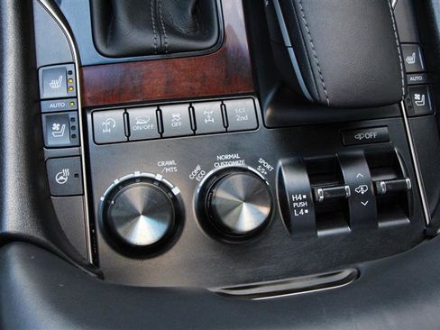 Used 2017 Lexus LX 570 4WD image 39