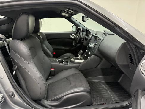 Used 2019 Nissan 370Z Touring Sport RWD image 10