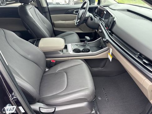 Used 2025 Kia Carnival FWD image 13