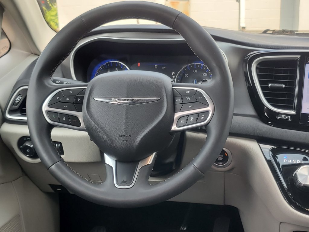 Used 2024 Chrysler Pacifica Touring-L FWD image 22