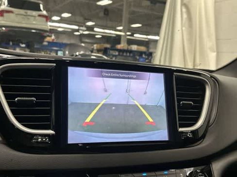Used 2025 Chrysler Pacifica Select FWD image 23