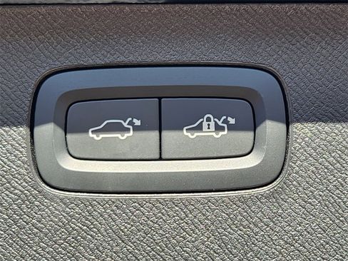 Used 2025 Volvo XC90 B5 Plus w/ Protection Package Premier image 24