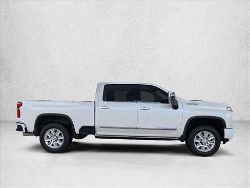 Used 2024 Chevrolet Silverado 2500 High Country w/ Technology Package AWD/4WD image 4