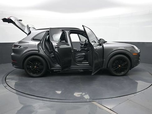 Certified 2025 Porsche Cayenne AWD/4WD image 32