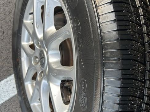 Used 2023 Chrysler Voyager LX image 6