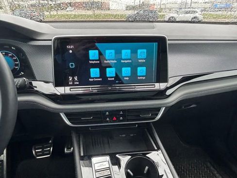 Used 2025 Volkswagen Atlas Cross Sport SEL R-Line AWD/4WD image 18