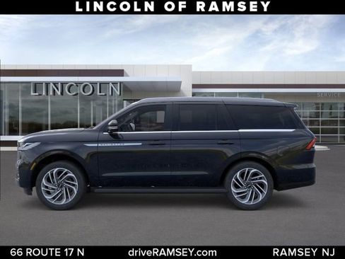 New 2026 Lincoln Navigator Premiere AWD/4WD image 3