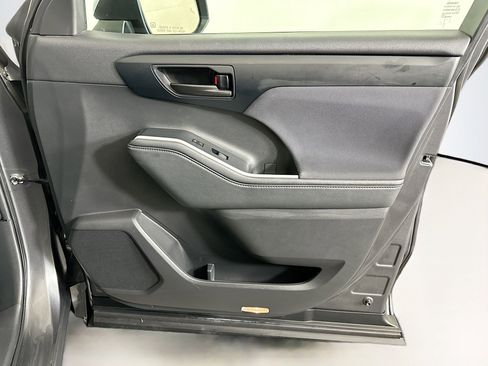 Used 2024 Toyota Highlander LE image 33