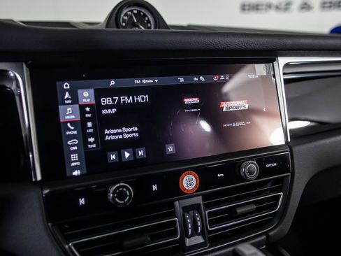 Used 2025 Porsche Macan image 32