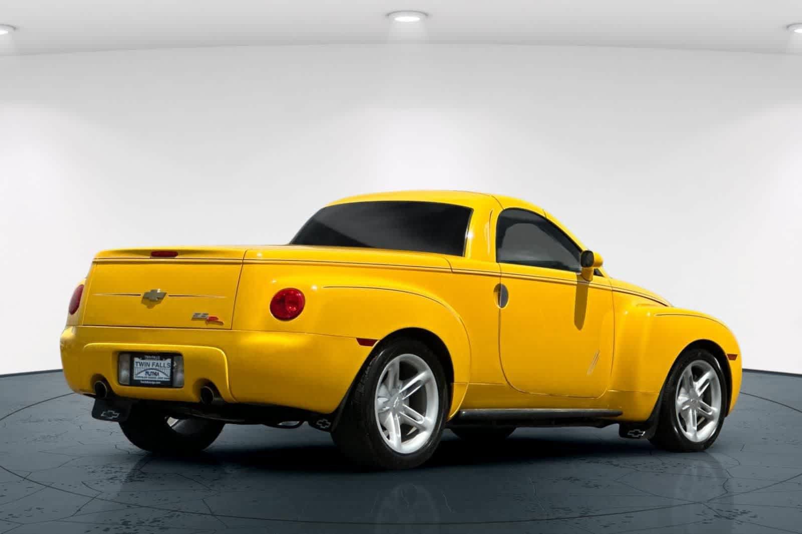 Used 2004 Chevrolet SSR w/ Preferred Equipment Group RWD image 2