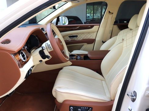 Used 2021 Bentley Bentayga AWD/4WD image 12