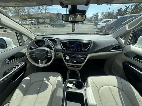 Used 2018 Chrysler Pacifica Limited w/ Advanced Safetytec Group image 8