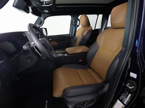 Used 2025 Lexus GX 550 w/ Accessory Package (2T) image 17