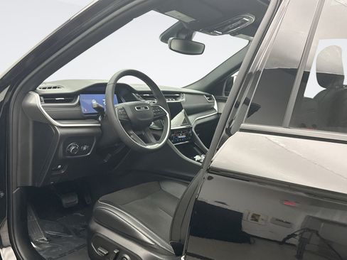 Used 2023 Jeep Grand Cherokee Altitude AWD/4WD image 10